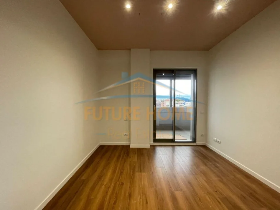 Tirane, jepet me qera ambjent biznesi Kati 10, 105 m² 1.800 € (Bllok)