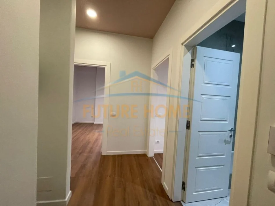 Tirane, jepet me qera ambjent biznesi Kati 10, 105 m² 1.800 € (Bllok)