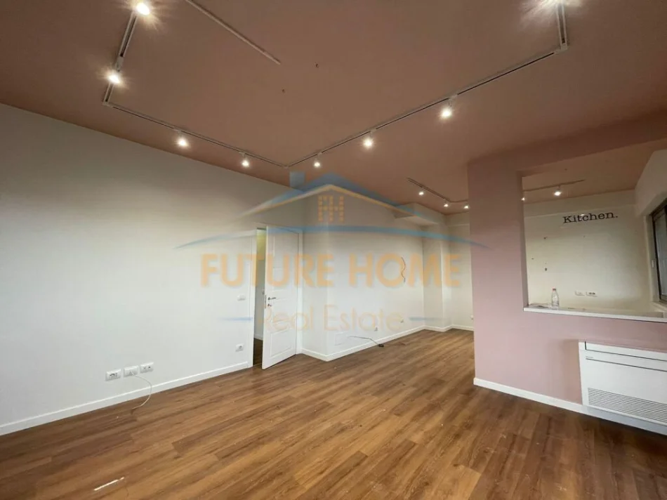 Tirane, jepet me qera ambjent biznesi Kati 10, 105 m² 1.800 € (Bllok)