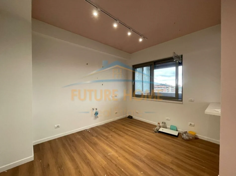 Tirane, jepet me qera ambjent biznesi Kati 10, 105 m² 1.800 € (Bllok)