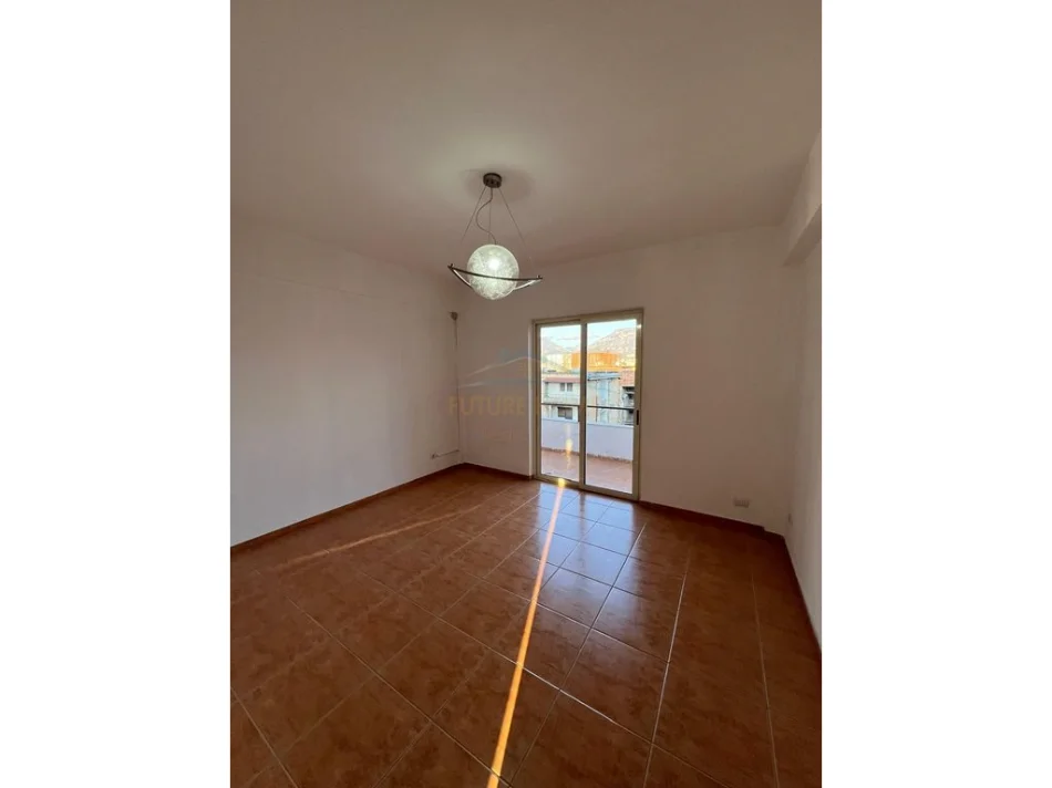 Tirane, jepet me qera apartament 3+1 Kati 5, 115 m² 400 € (Ish Stacioni i Trenit, Tiranë.)