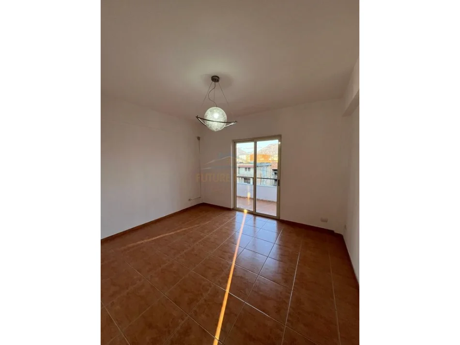 Tirane, jepet me qera apartament 1+1 Kati 5, 115 m² 399 € (ish Stacioni Trenit)