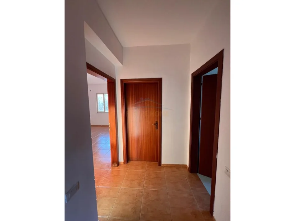 Tirane, jepet me qera apartament 3+1 Kati 5, 115 m² 400 € (Ish Stacioni i Trenit, Tiranë.)