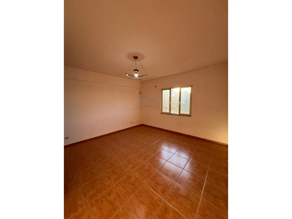 Tirane, jepet me qera apartament 3+1 Kati 5, 115 m² 400 € (Ish Stacioni i Trenit, Tiranë.)