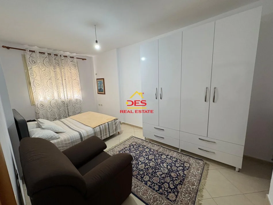 Vlore, jepet me qera apartament 1+1+Ballkon Kati 5, 70 m² 500 € (Rruga Murat Tërbaçi)