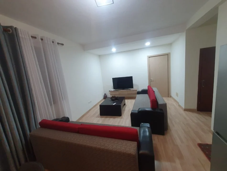 Tirane, jepet me qera apartament 1+1+Ballkon Kati 1, 60 m² 400 € (Selite)