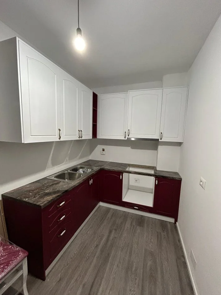 Tirane, jepet me qera apartament 1+1+Ballkon Kati 5, 80 m² 420 € (Rruga stefan shundi)