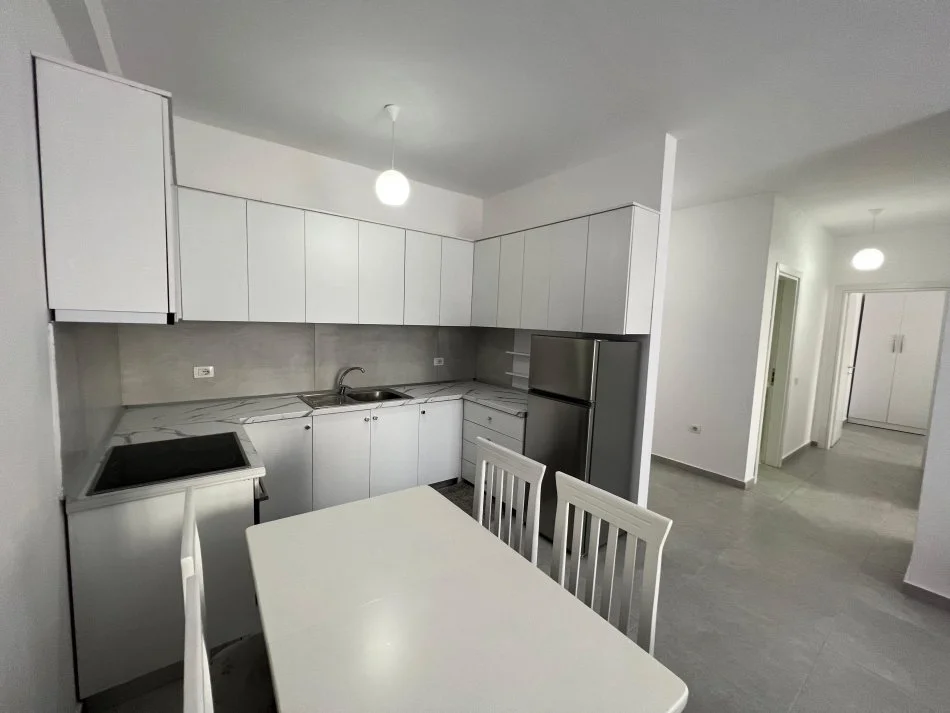 Tirane, jepet me qera apartament 2+1 Kati 1, 95 m² 600 € (Rruga 5 Maj)