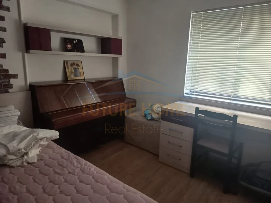 Tirane, jepet me qera apartament 4+1+Ballkon Kati 2, 117 m² 1.200 € (Rruga Mine Peza, Tiranë)