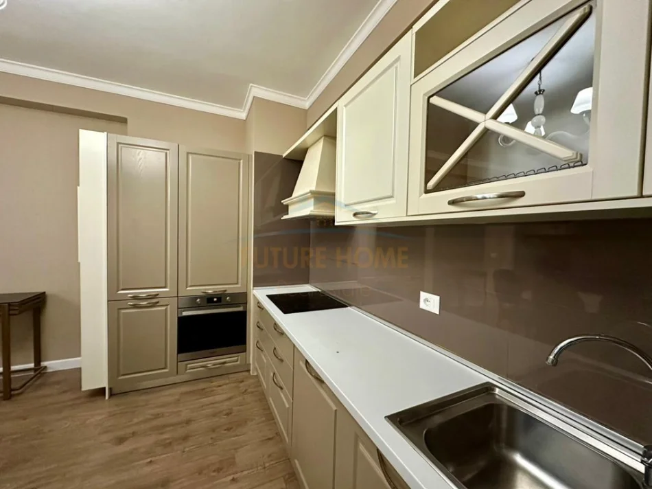 Tirane, jepet me qera apartament 3+1 Kati 1, 130 m² 1.300 € (Kopshti Botanik)