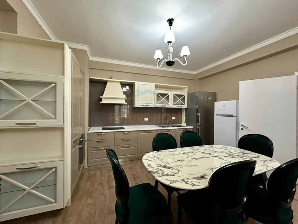 Tirane, jepet me qera apartament 1+1+Ballkon Kati 1, 130 m² 1.300 € (Kopshti Botanik)