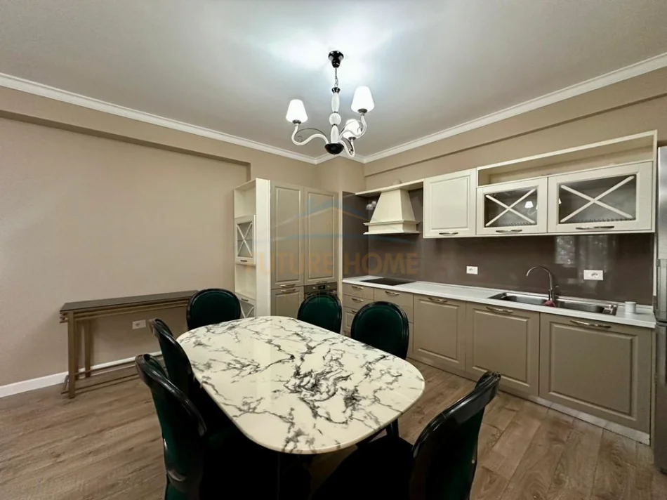 Tirane, jepet me qera apartament 3+1 Kati 1, 130 m² 1.300 € (Kopshti Botanik)