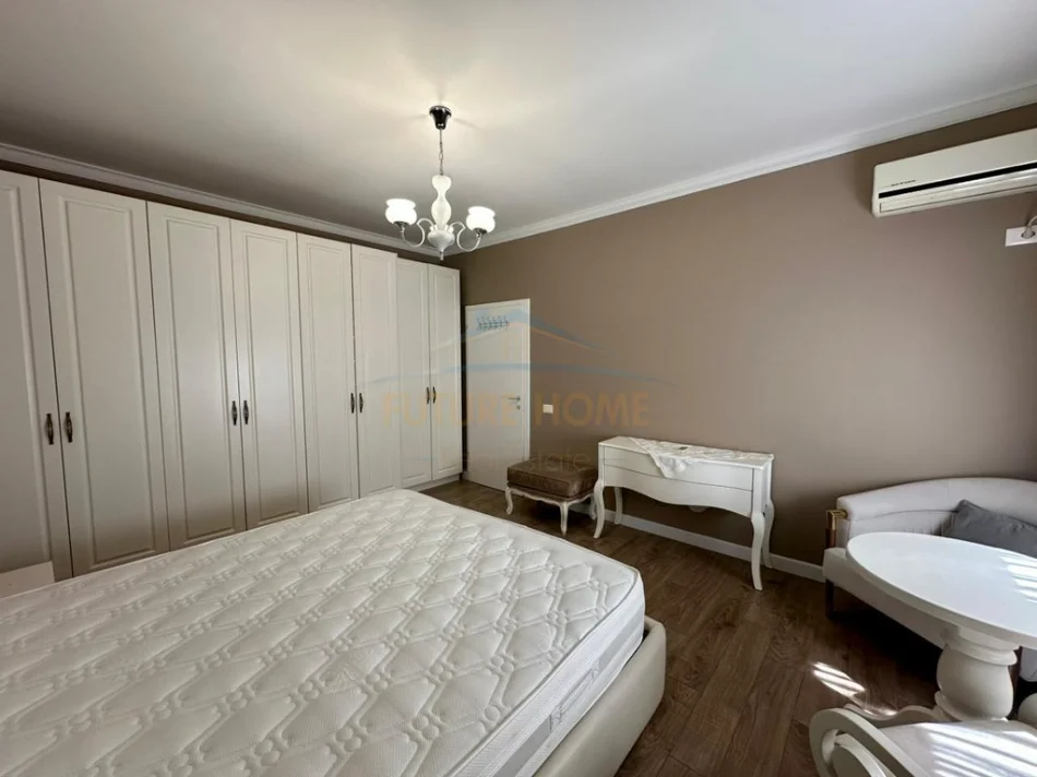 Tirane, jepet me qera apartament 3+1 Kati 1, 130 m² 1.300 € (Kopshti Botanik)