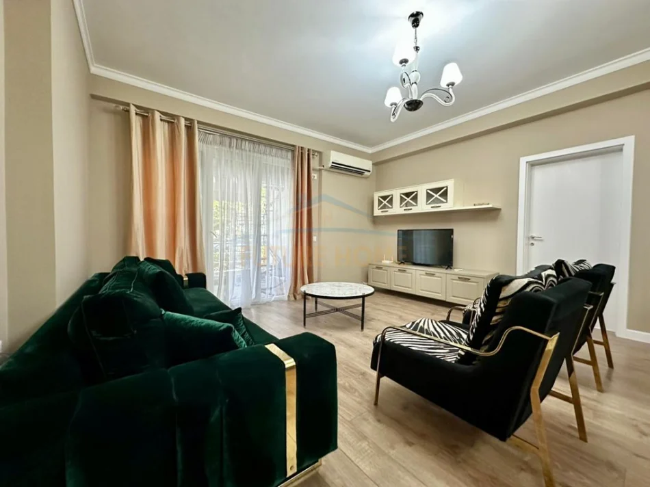 Tirane, jepet me qera apartament 3+1 Kati 1, 130 m² 1.300 € (Kopshti Botanik)