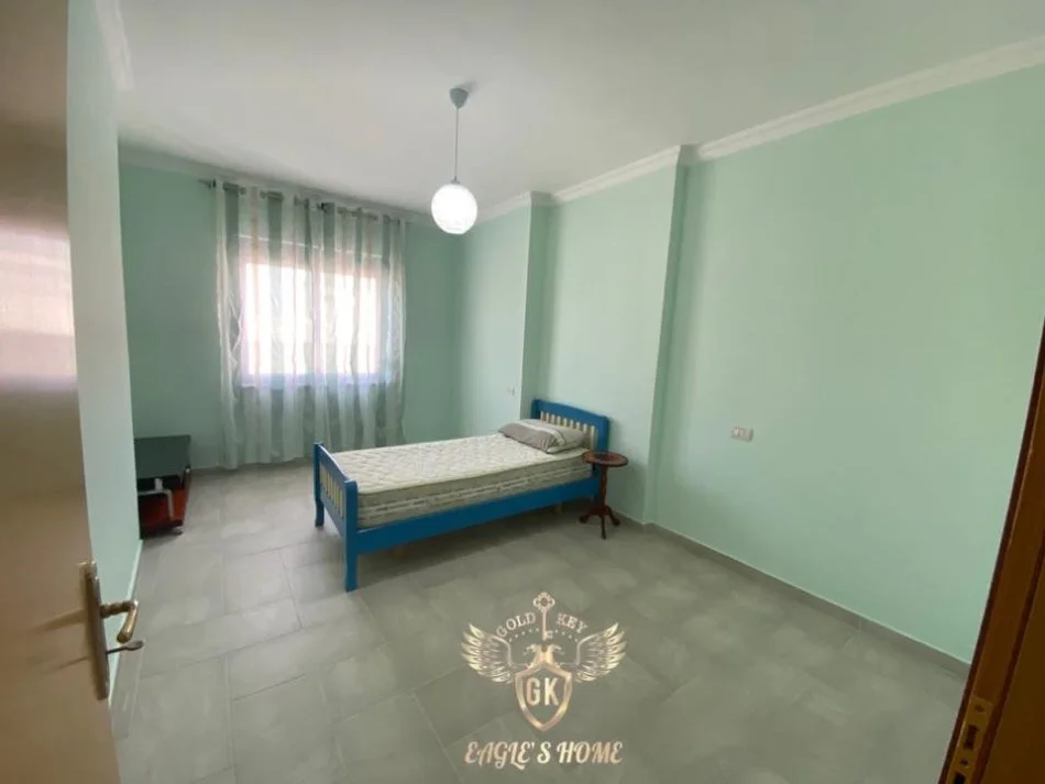 Durres, jap me qera apartament 2+1+Ballkon Kati 10, 450 € (Stacioni trenit Durres)