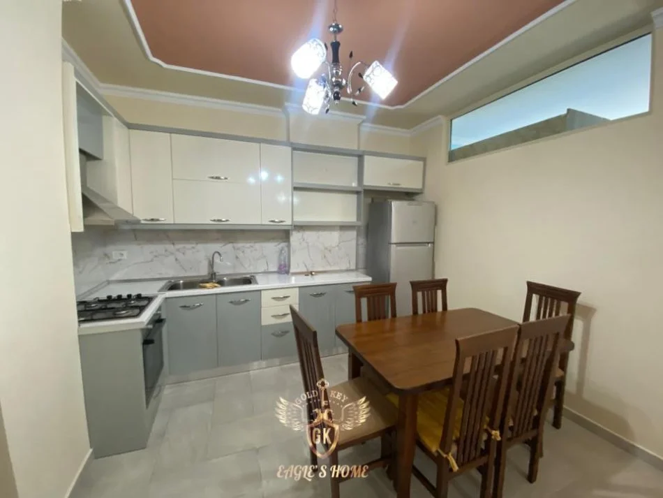 Durres, jap me qera apartament 2+1+Ballkon Kati 10, 450 € (Stacioni trenit Durres)