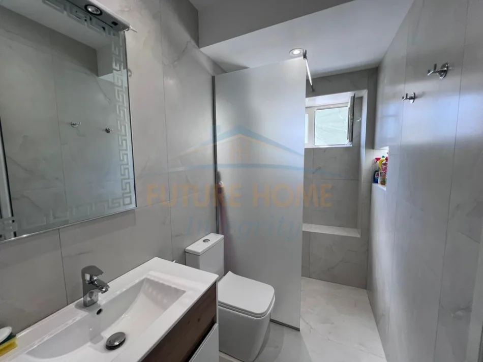 Tirane, jepet me qera apartament 2+1+Ballkon Kati 1, 59 m² 750 € (Bllok)