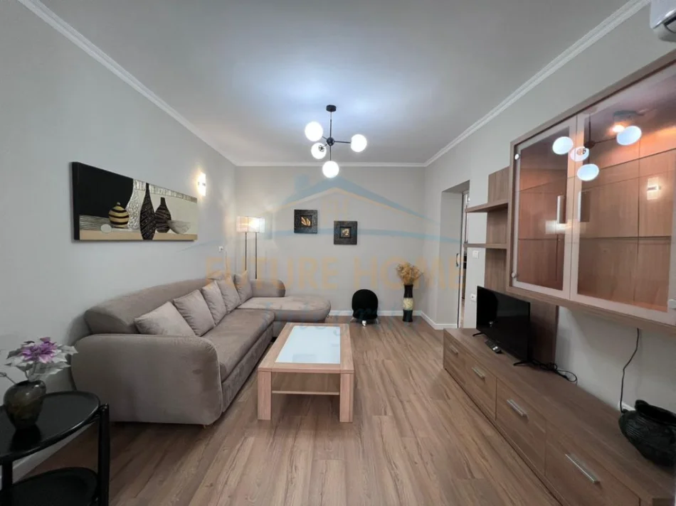 Tirane, jepet me qera apartament 2+1+Ballkon Kati 1, 59 m² 750 € (Bllok)
