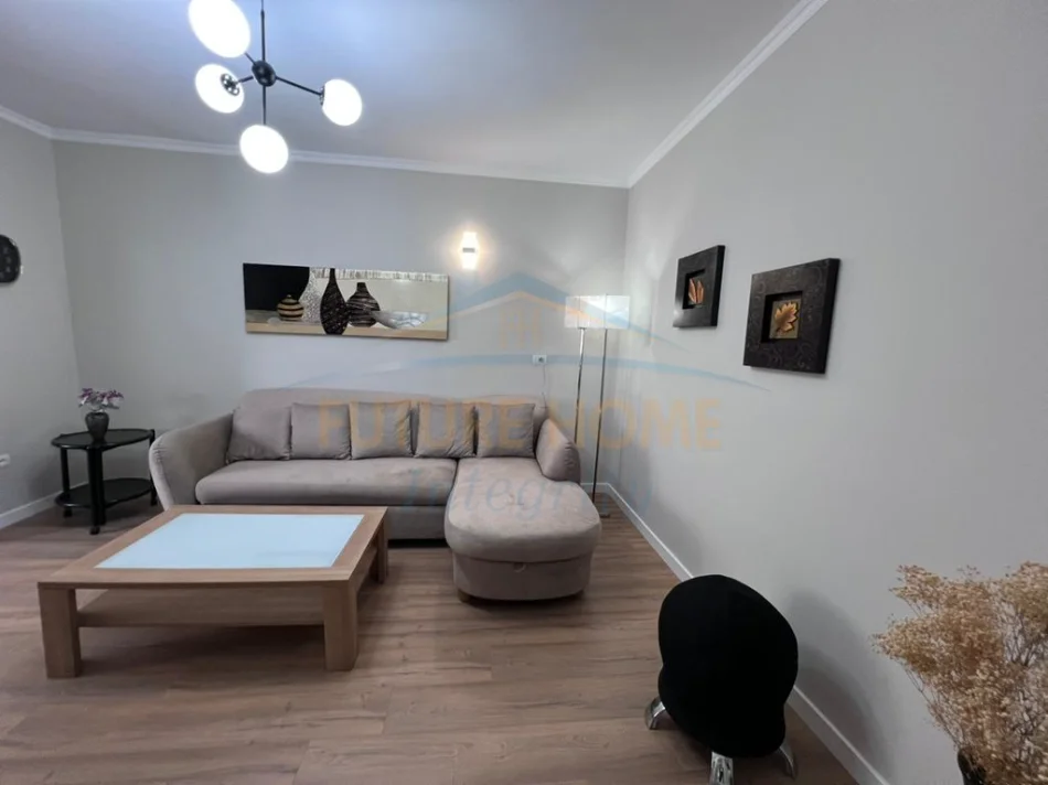 Tirane, jepet me qera apartament 2+1+Ballkon Kati 1, 59 m² 750 € (Bllok)