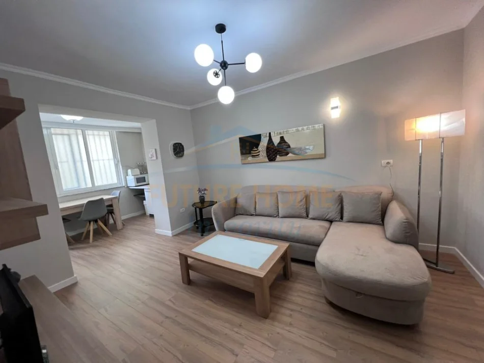 Tirane, jepet me qera apartament 2+1+Ballkon Kati 1, 59 m² 750 € (Bllok)