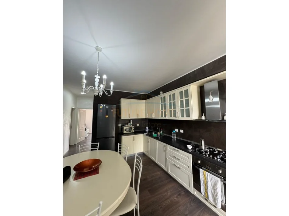 Tirane, jepet me qera apartament 2+1+Ballkon Kati 3, 99 m² 500 € (Fresku)