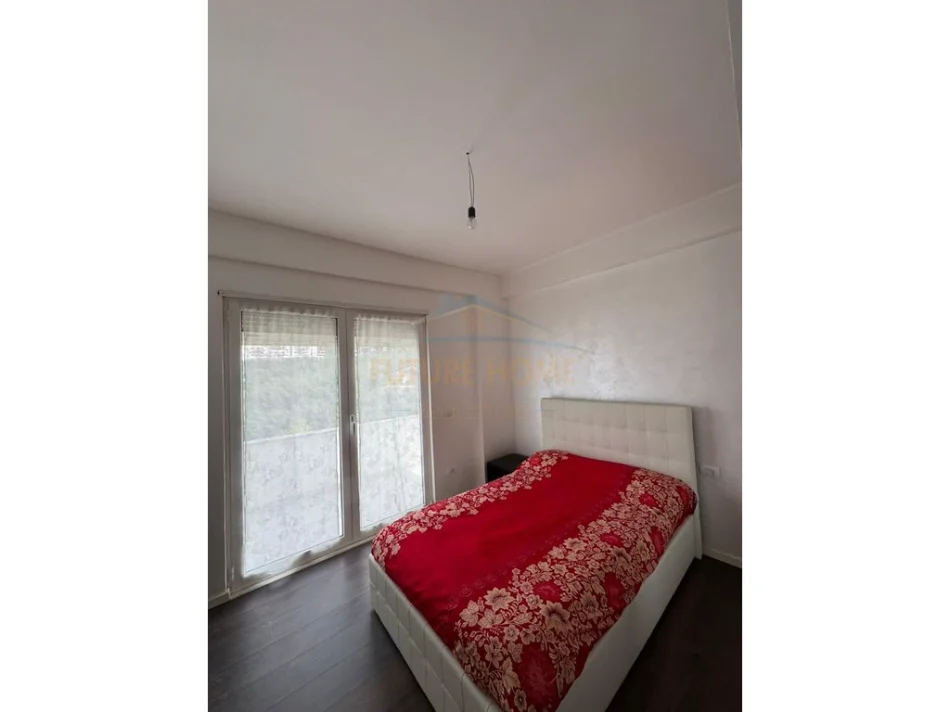 Tirane, jepet me qera apartament 2+1 Kati 3, 99 m² 500 € (fresku)