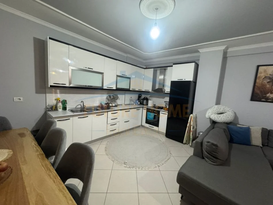 Tirane, shitet apartament 2+1 Kati 3, 95 m² 180.000 € (YZBERISHT)