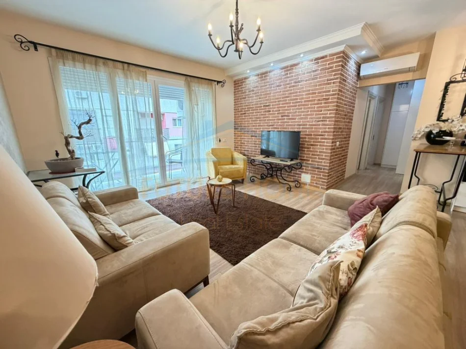 Tirane, jepet me qera apartament 3+1+Ballkon Kati 5, 115 m² 1.000 € (Zogu i Zi, Tirane)