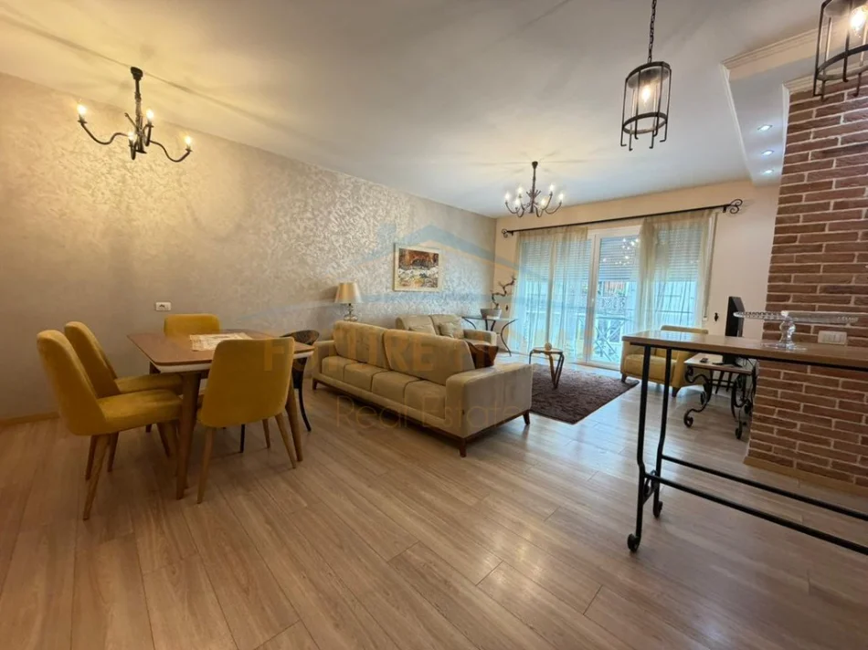 Tirane, jepet me qera apartament 3+1+Ballkon Kati 5, 115 m² 1.000 € (ZOGU I ZI)