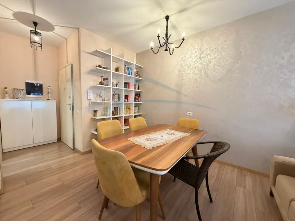 Tirane, jepet me qera apartament 3+1+Ballkon Kati 5, 115 m² 1.000 € (ZOGU I ZI)