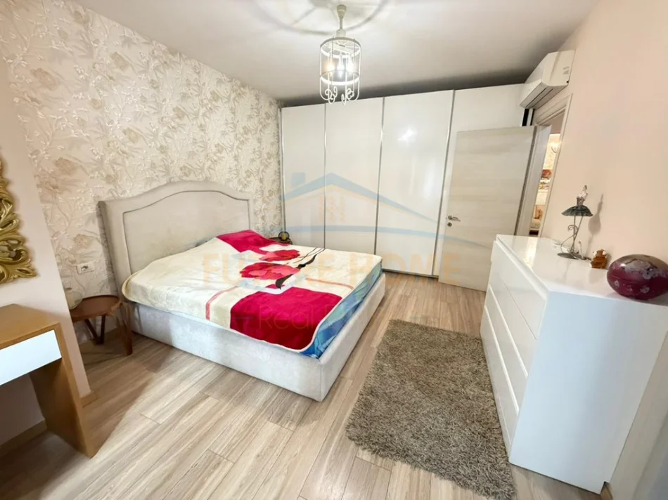 Tirane, jepet me qera apartament 3+1+Ballkon Kati 5, 115 m² 1.000 € (Zogu i Zi)
