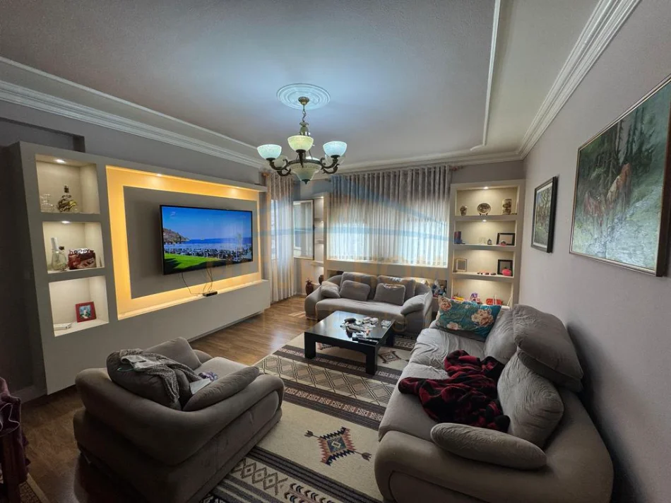 Tirane, shitet apartament 3+1 Kati 6, 161 m² 234.000 € (UNAZA E RE)