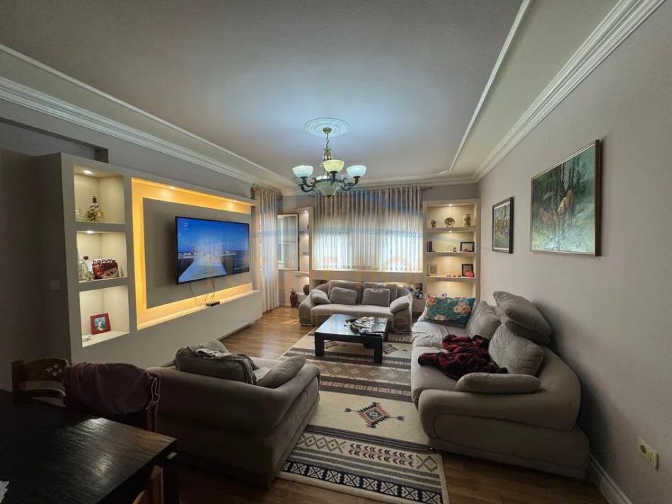 Tirane, shitet apartament 3+1 Kati 6, 161 m² 234.000 € (UNAZA E RE)