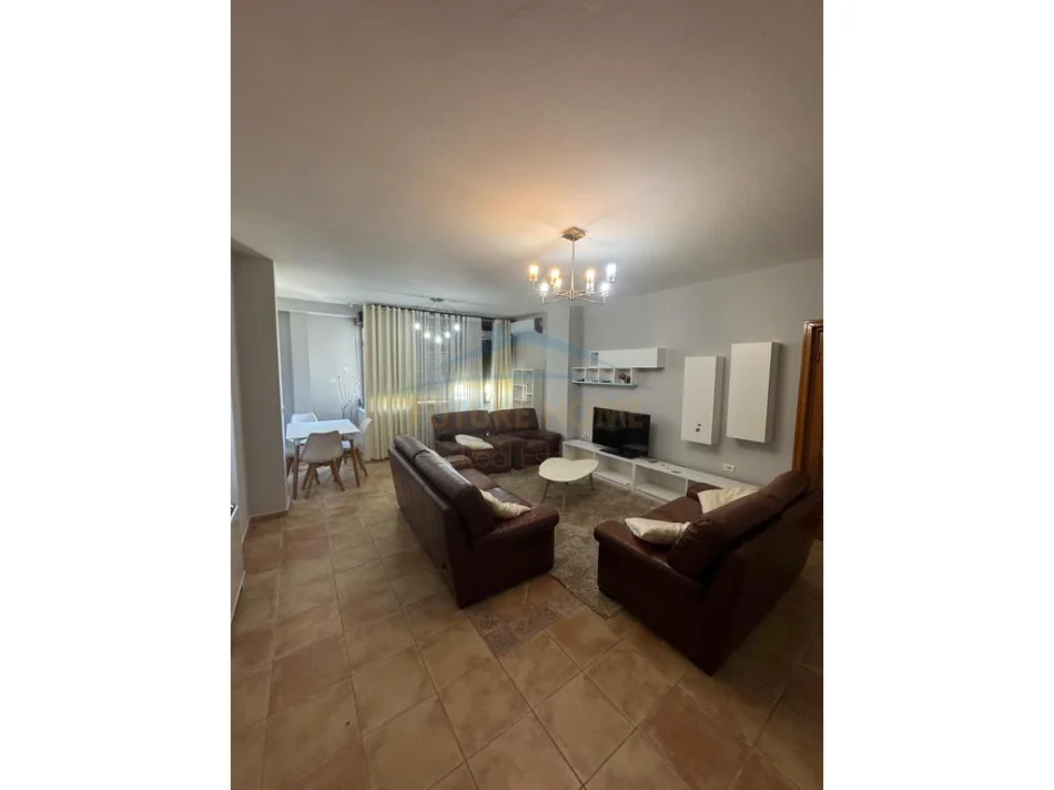 Tirane, jepet me qera apartament 2+1+Ballkon Kati 9, 117 m² 650 € (Komuna Parisit)