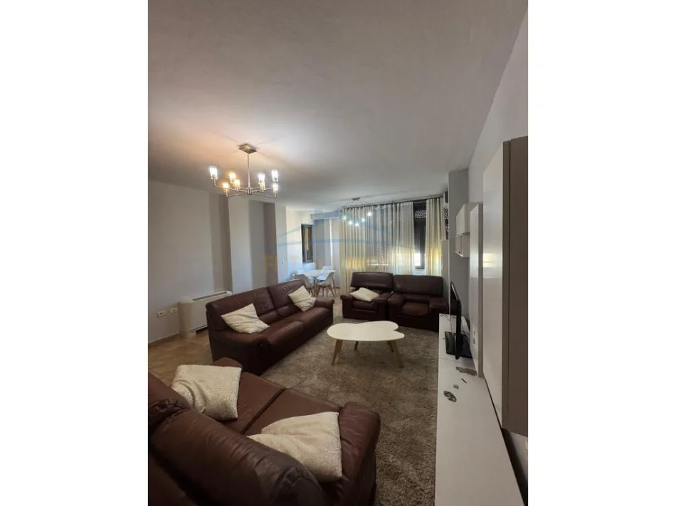 Tirane, jepet me qera apartament 2+1+Ballkon Kati 9, 117 m² 650 € (Komuna Parisit)