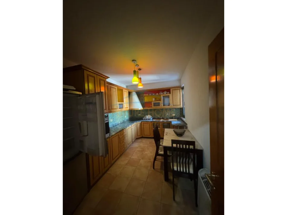 Tirane, jepet me qera apartament 2+1+Ballkon Kati 9, 117 m² 650 € (Komuna Parisit)