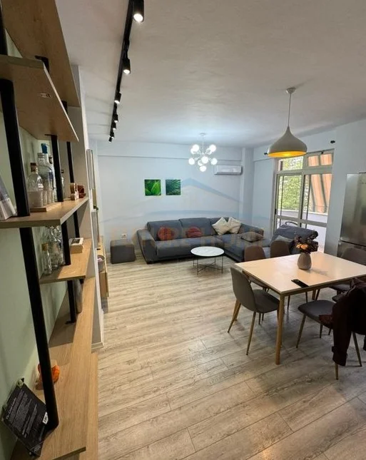 Tirane, jepet me qera apartament 3+1 Kati 4, 105 m² 700 € (Stacioni Trenit)