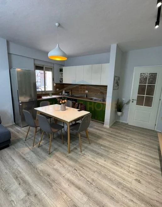 Tirane, jepet me qera apartament 3+1 Kati 4, 105 m² 700 € (Stacioni Trenit)