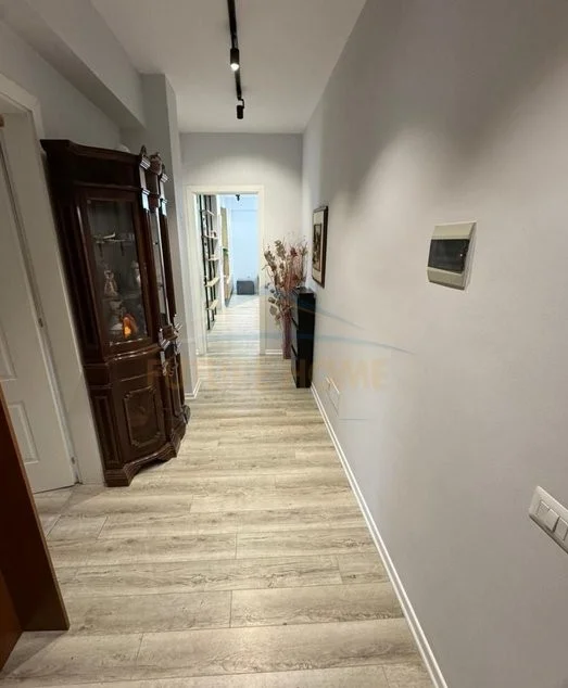Tirane, jepet me qera apartament 3+1 Kati 4, 105 m² 700 € (Stacioni Trenit)