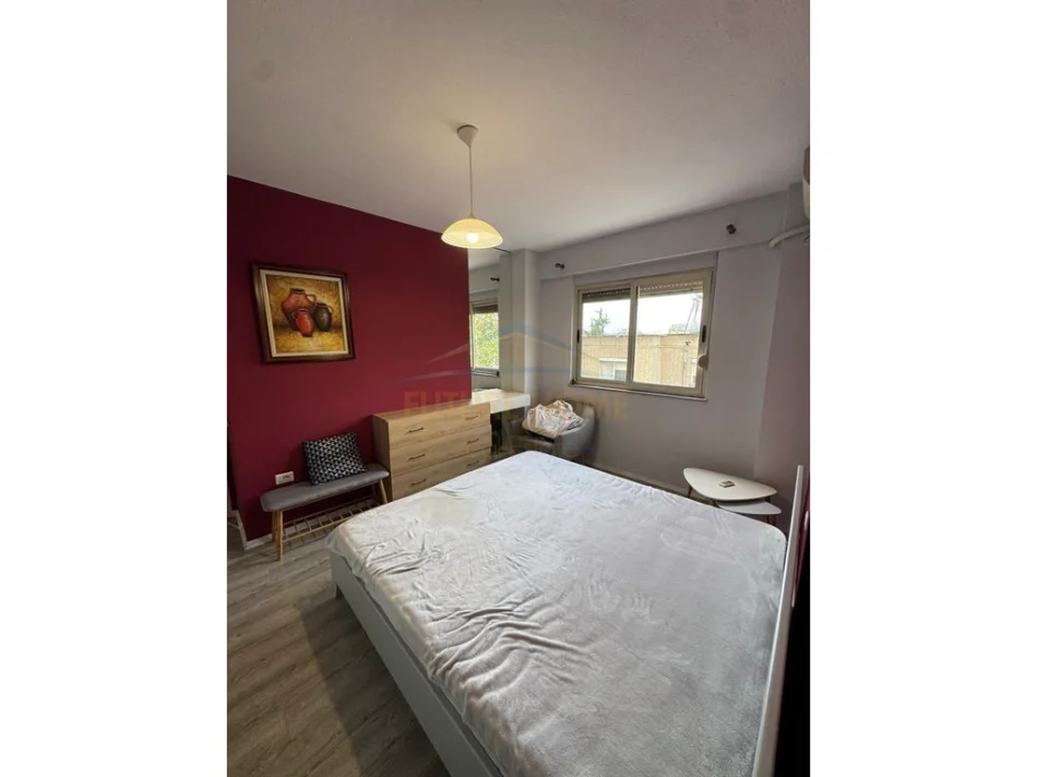 Tirane, jepet me qera apartament 3+1+Ballkon Kati 4, 105 m² 700 € (Stacioni I Trenit)