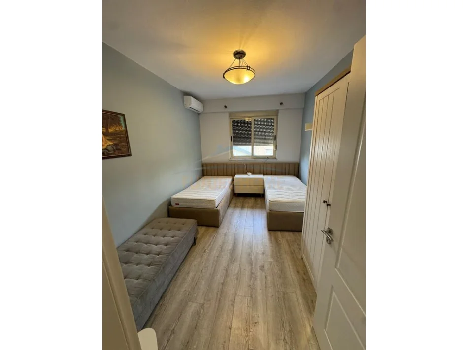 Tirane, jepet me qera apartament 3+1+Ballkon Kati 4, 104 m² 780 € (Stacioni i Trenit)