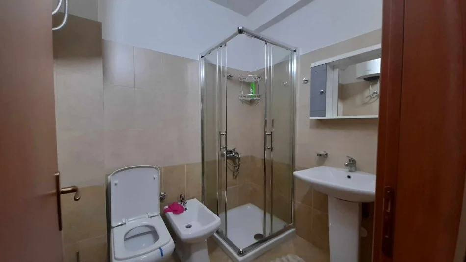 Durres, jepet me qera apartament 2+1+Ballkon Kati 7, 400 € (Qender, Durres)