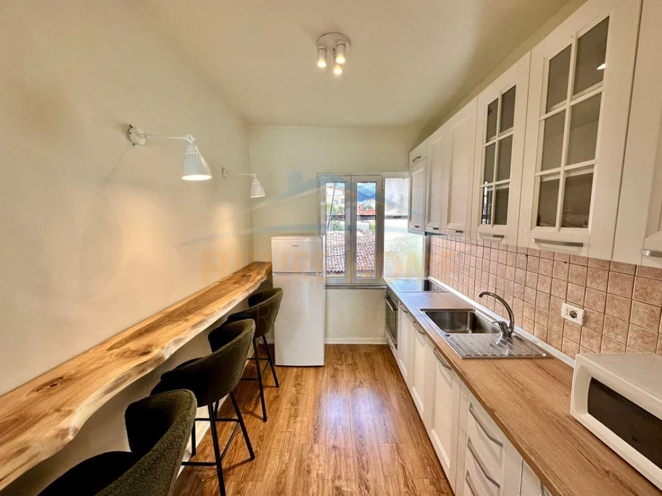 Tirane, shitet apartament 2+1+Ballkon Kati 3, 240.000 € (Rruga e Durrësit)