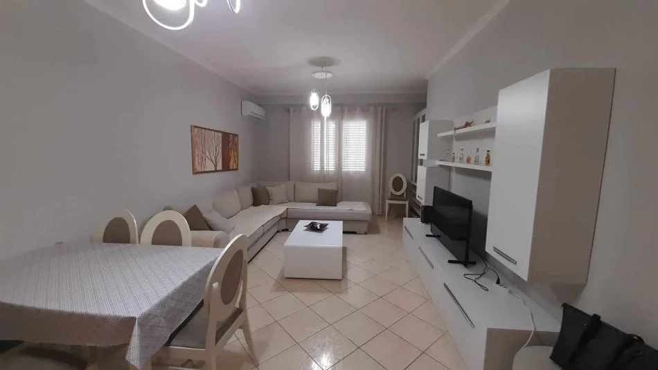 Durres, jepet me qera apartament 2+1+Ballkon Kati 7, 400 € (Qender, Durres)