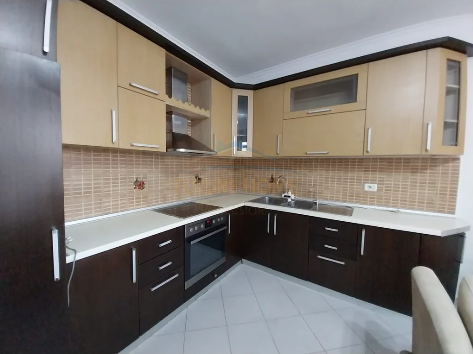 Tirane, jepet me qera apartament 2+1+Ballkon Kati 7, 85 m² 450 € (Yzberisht)