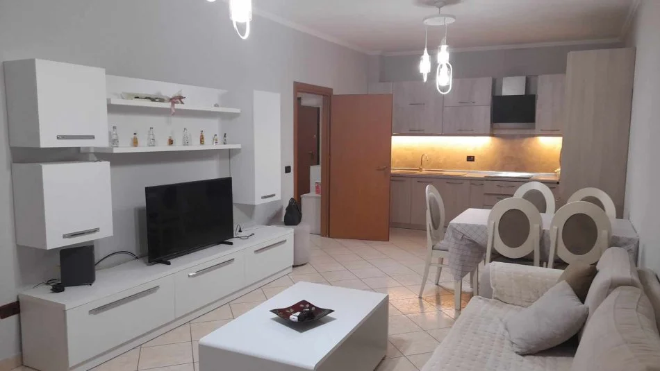 Durres, jepet me qera apartament 2+1+Ballkon Kati 7, 400 € (Qender, Durres)