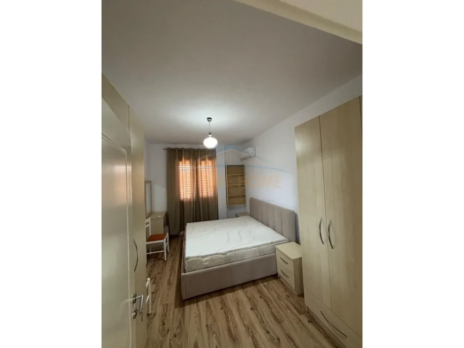 Tirane, jepet me qera apartament 3+1+Ballkon Kati 2, 550 € (Sauk)