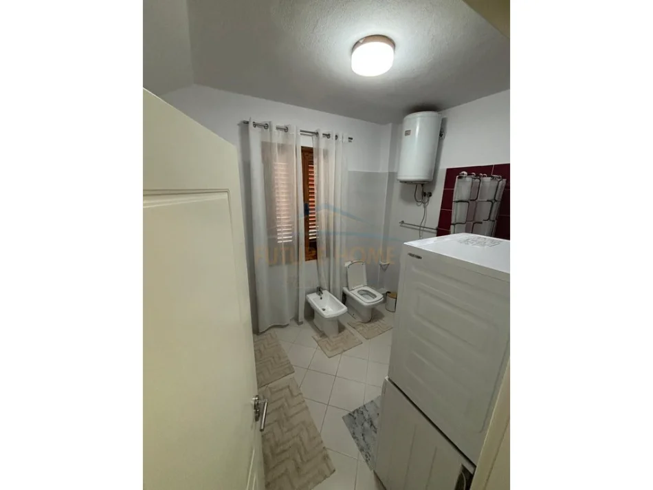 Tirane, jepet me qera apartament 3+1+Ballkon Kati 2, 550 € (Sauk)