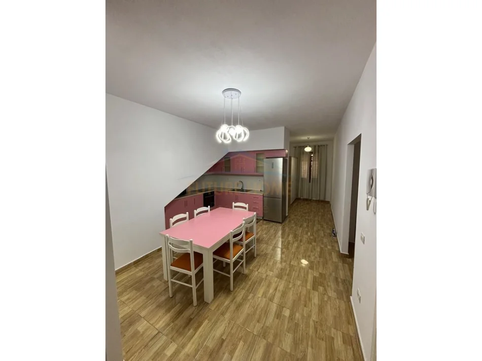 Tirane, jepet me qera apartament 3+1+Ballkon Kati 2, 550 € (Sauk)