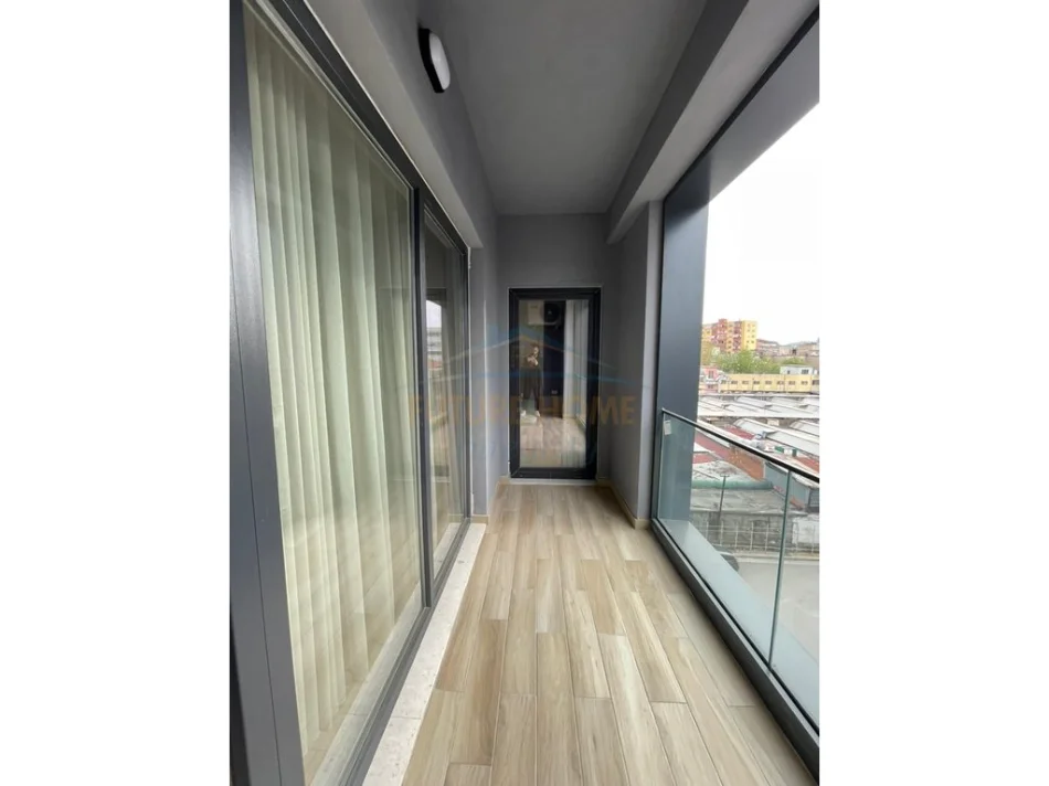 Tirane, jepet me qera apartament 1+1+Ballkon Kati 4, 60 m² 600 € (EMERLAD CENTER)